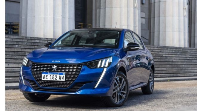 La avería común en Peugeot 208 que presenta un objeto incrustado en la correa de arrastre por un defecto en el frontal de accesorios