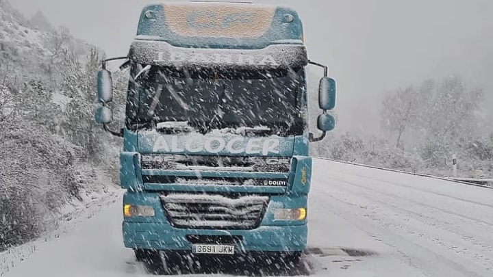 La nevada evidencia la falta de aparcamientos seguros para camiones: una docena en toda España