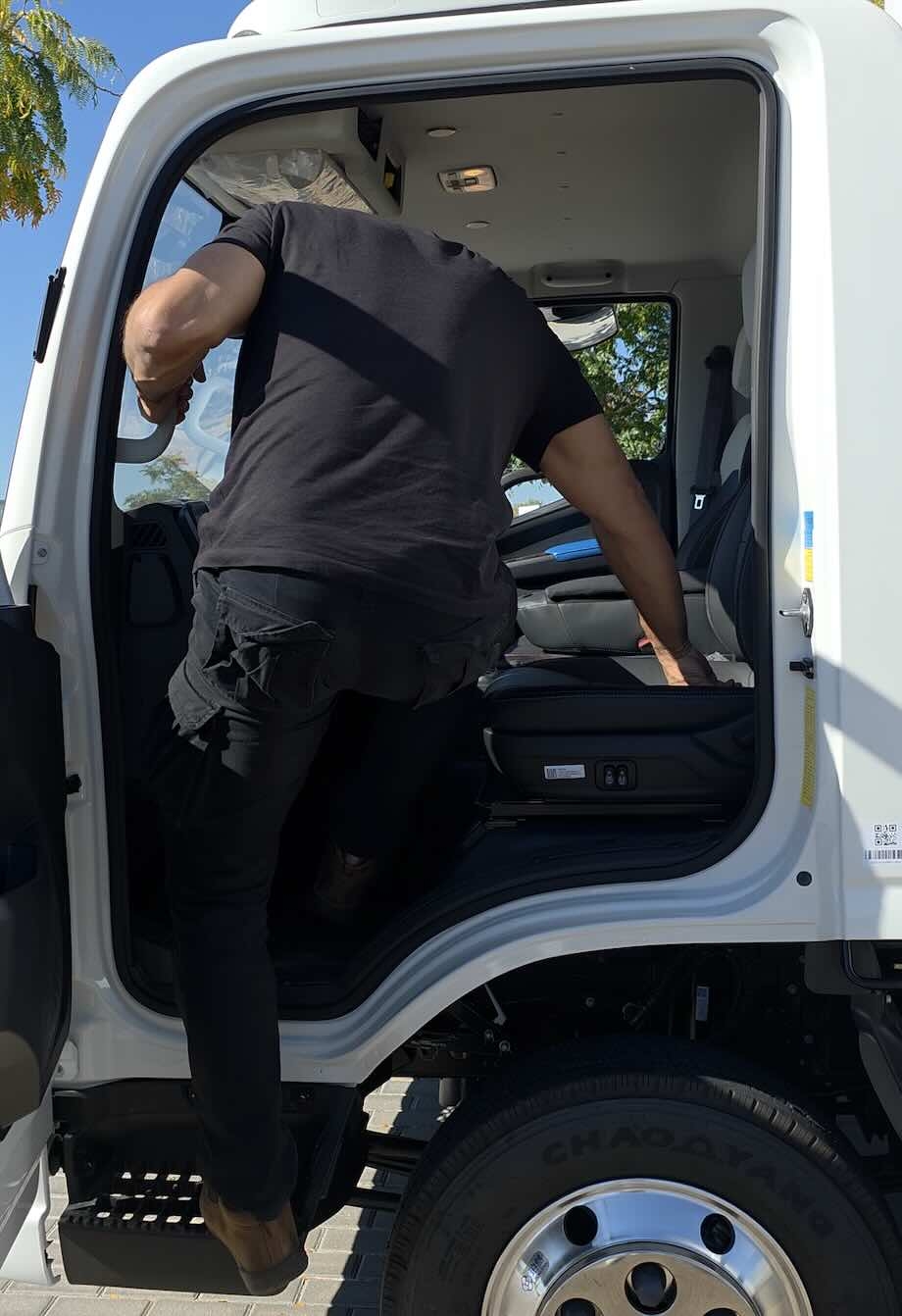 Con un asidero en el lado derecho el acceso a la cabina no admitiría peros.