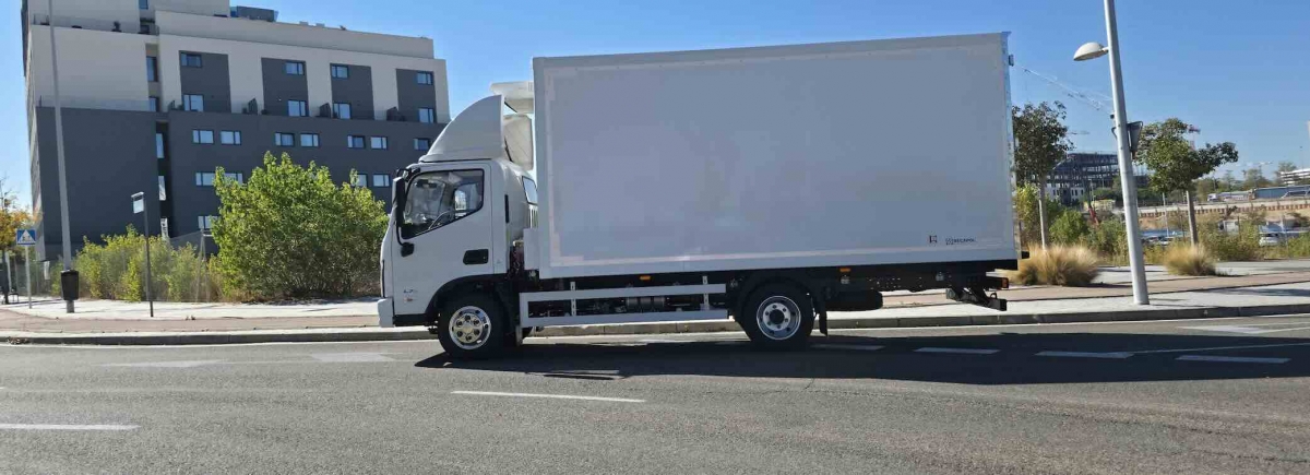 En la imagen podemos ver cómo el eje trasero se sitúa justo en medio de la caja.