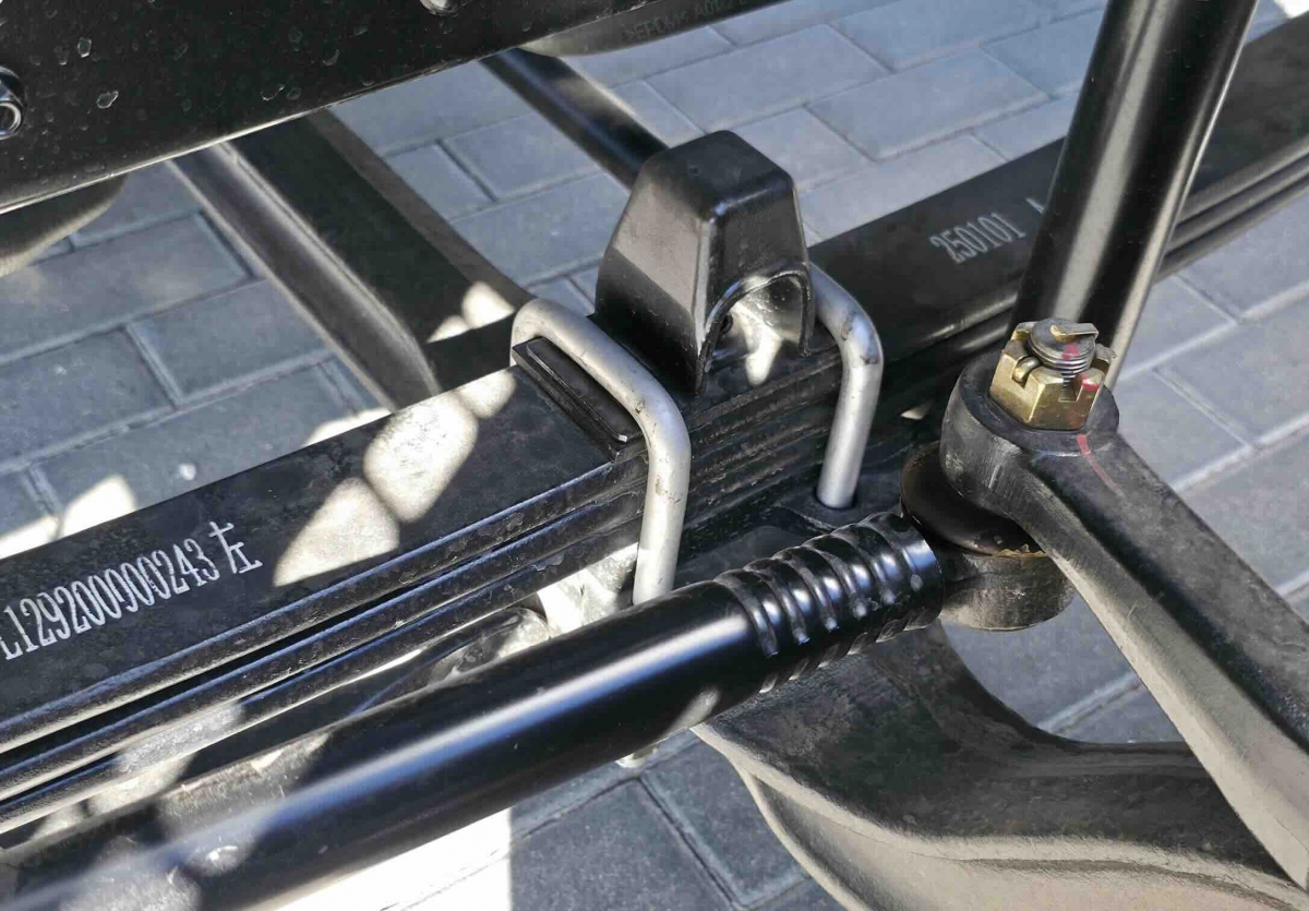 Ballestas en ambos ejes con estabilizadora (en el delantero). Así resuelve la suspensión en eAumark.