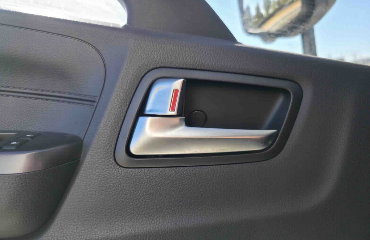 La puerta no se abre si previamente no hemos desbloqueado el seguro.