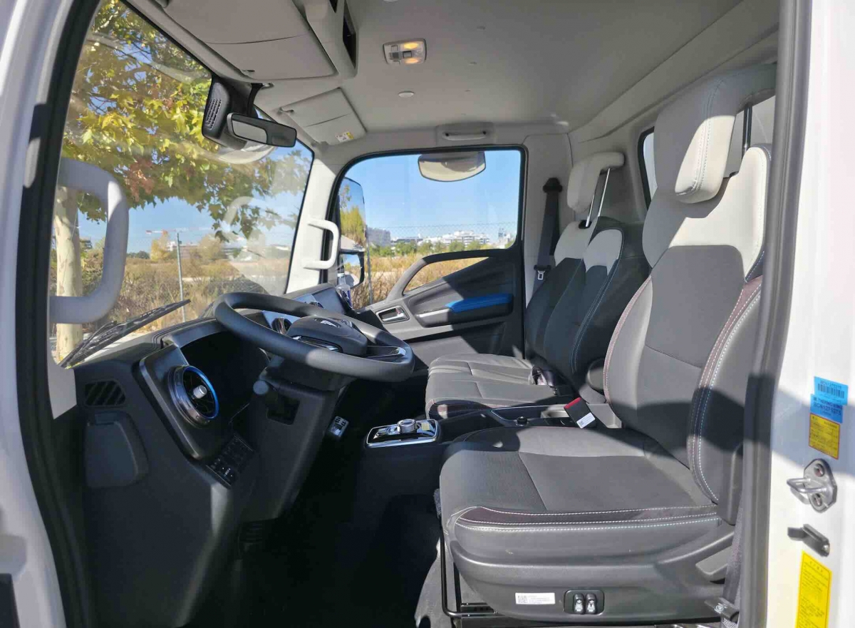 Asientos climatizados de serie para los tres tripulantes. No está mal.