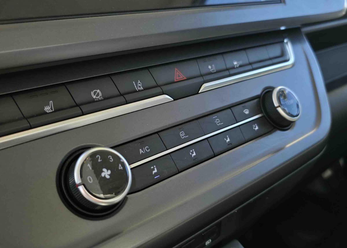 Con un tiralíneas parece estar diseñada la consola central.