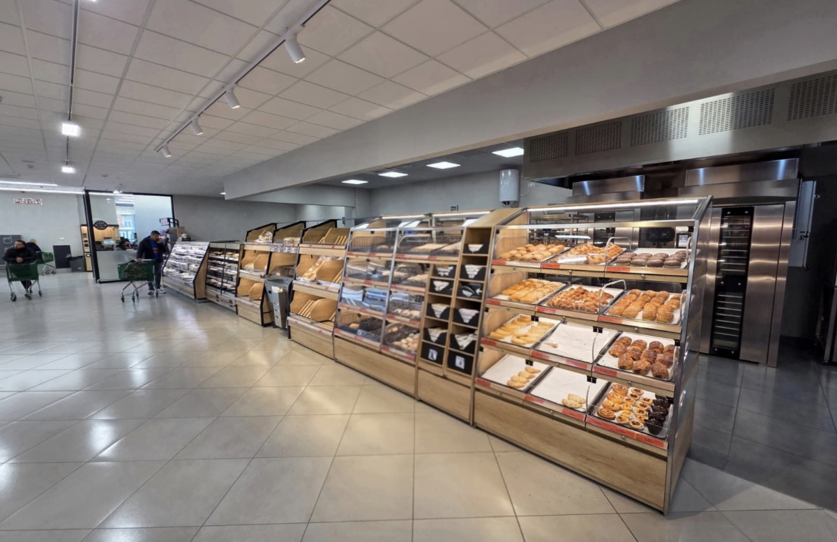 Secciones de comida para llevar, bollería y panadería.