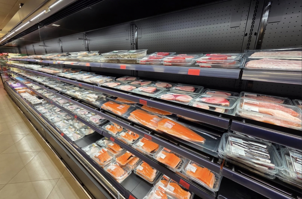 Estantería de pescado envasado.