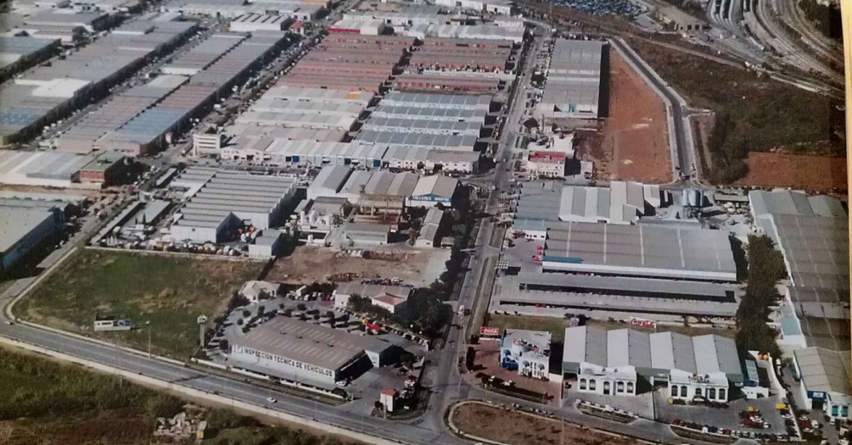 Empresarios de Guadalhorce (Málaga) denuncian talleres ilegales en la vía pública del polígono, pero el Ayuntamiento archiva el expediente