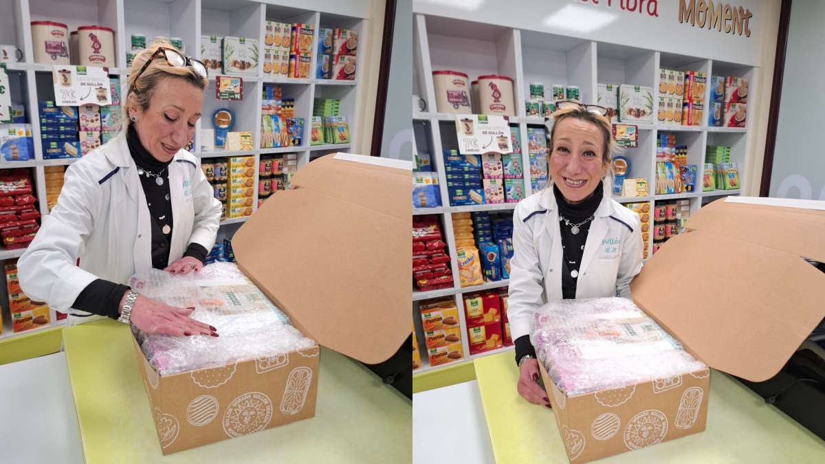 Una trabajadora de la tienda Galletas Gullón elaborando el primer pedido online.