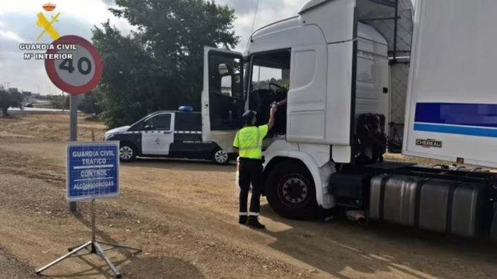 DGT avanza en aprobar un protocolo de alcohol y drogas aplicable a todos los conductores profesionales