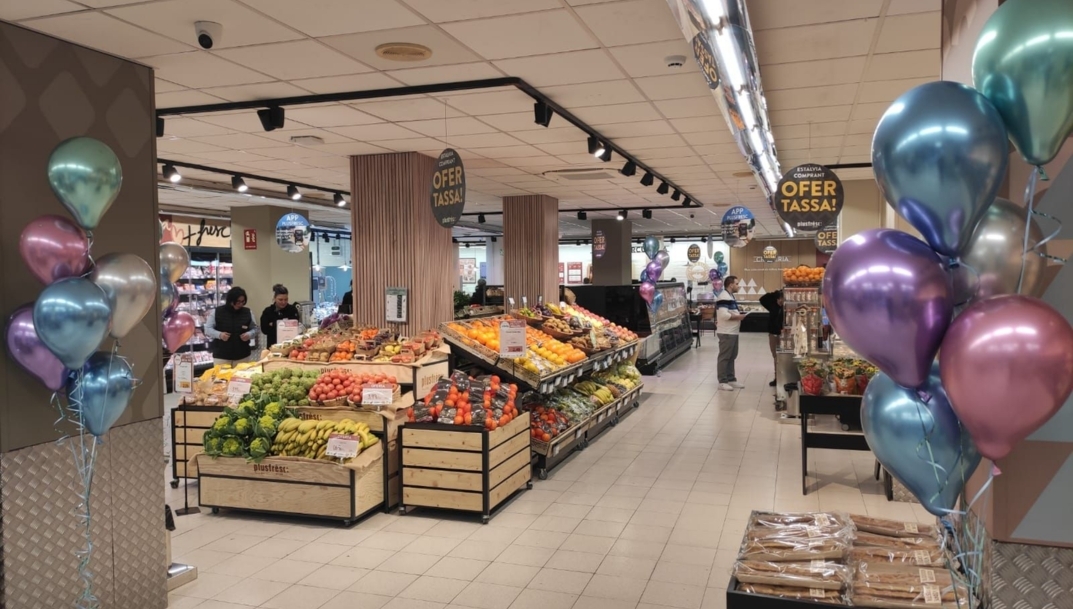 Interior del nuevo supermercado Plusfresc de Mataró.