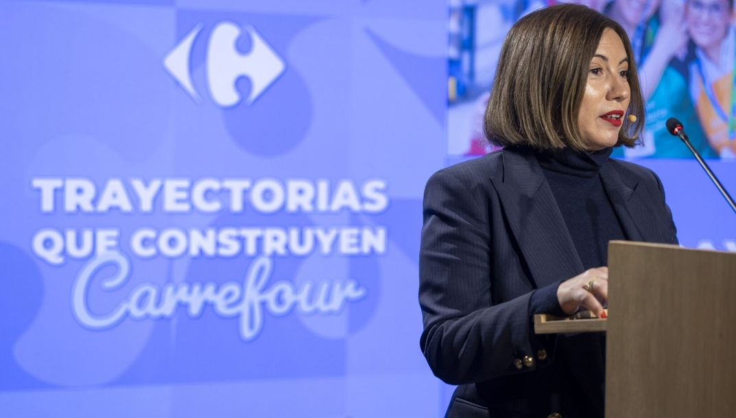 Candela Arias se dirige a los congregados en el acto de homenaje.