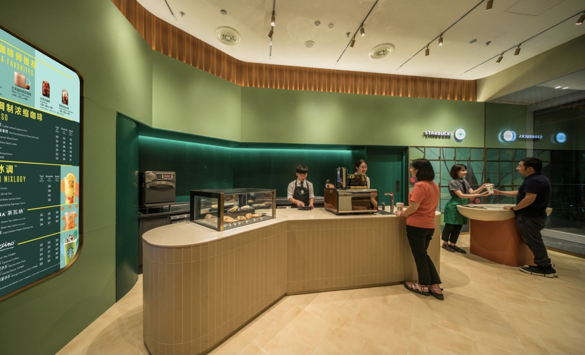 Starbucks se da un respiro: vuelve a crecer en ventas comparables (+4%) y anuncia un plan para abrir 2.000 cafeterías hasta 2028