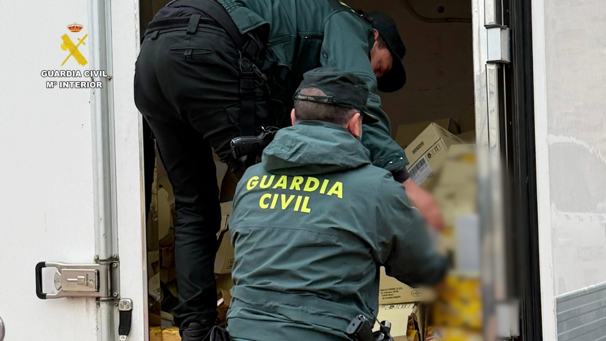 La Guardia Civil recupera más de 11.000 latas de atún robadas de un camión encontradas en otro camión sustraído