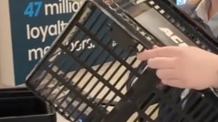 Dispositivo de rastreo de Walkbase conectado a una cesta de Albertsons Companies.