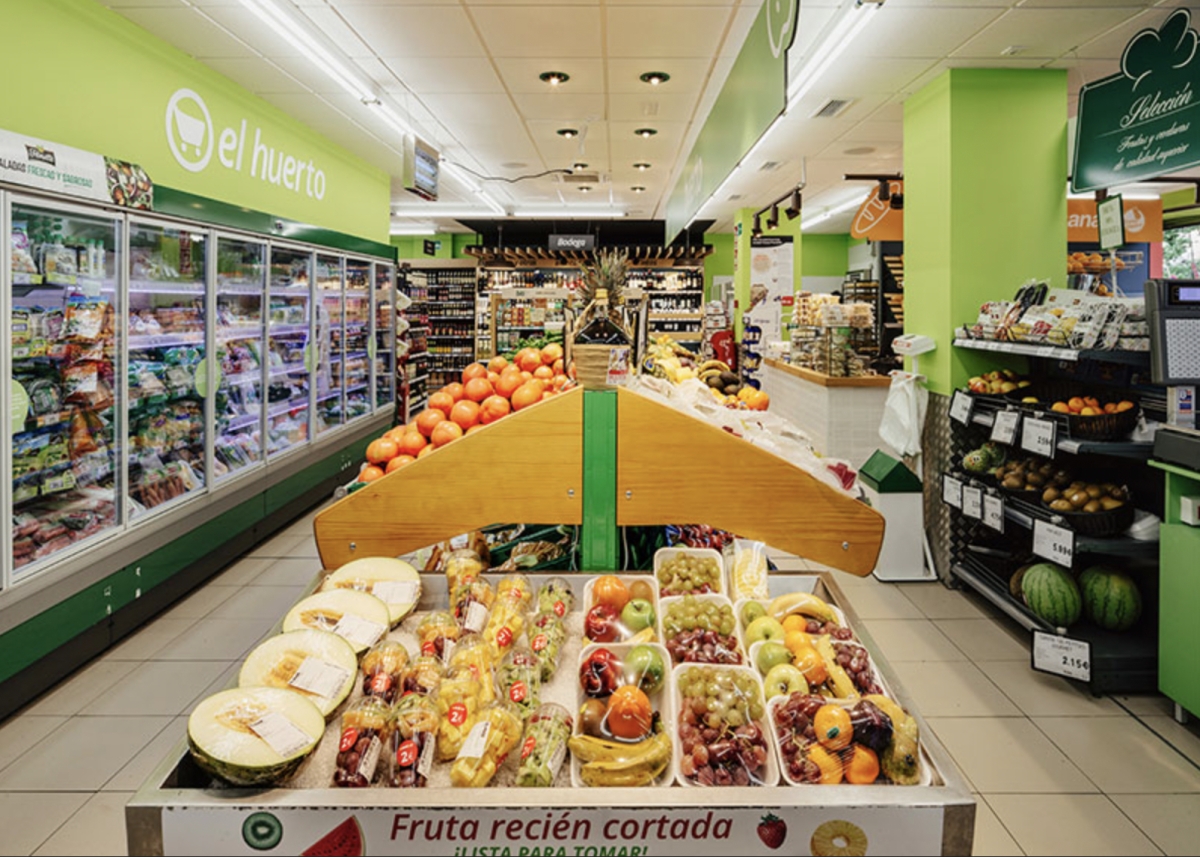 Sección de frutas y verduras en una tienda de Grupo Mas.