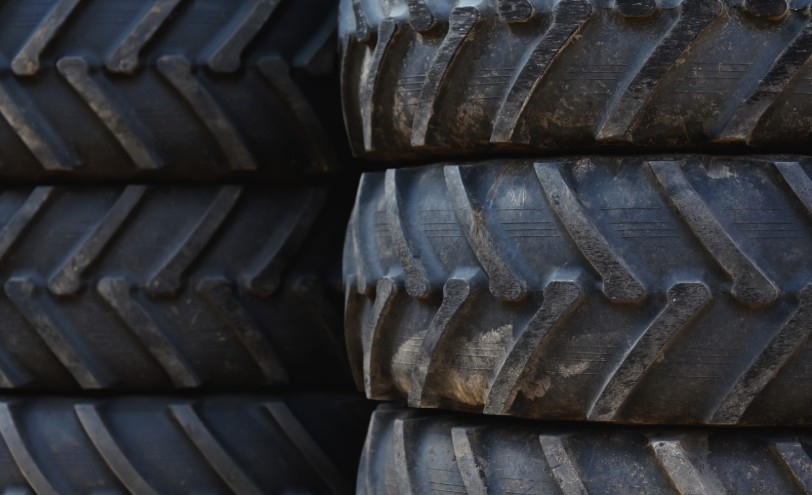 Qué es el reesculturado de neumáticos agrícolas y por qué no se debe confundir con el recauchutado