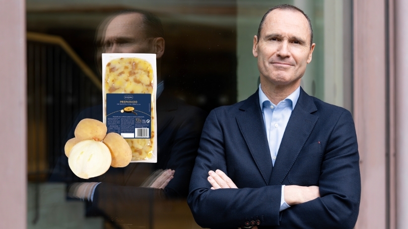 Igor Onandia, CEO de Qualianza, junto a una de las nuevas referencias de Hostelaria, la marca propia de la distribuidora.