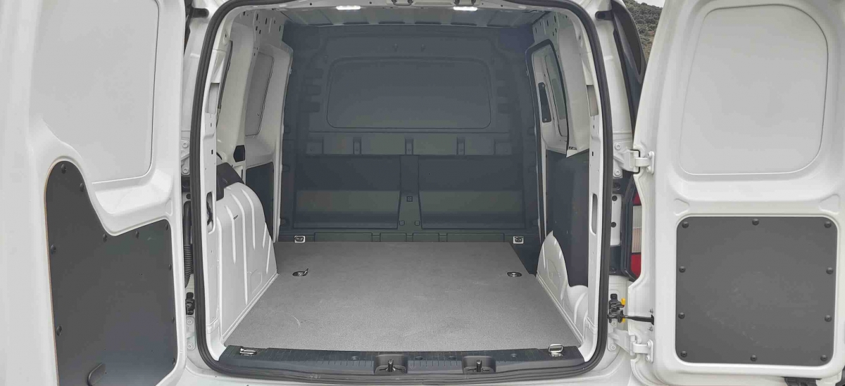 Hasta seis anillas de amarre en el piso encontramos.