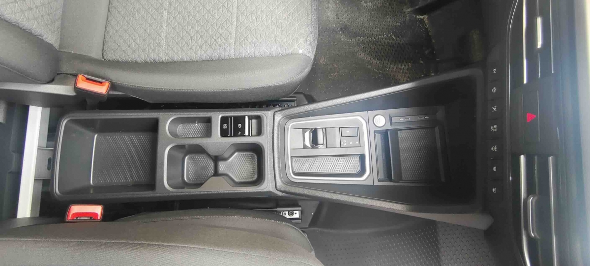 Los 22 cm que separan los dos asientos dan para mucho.