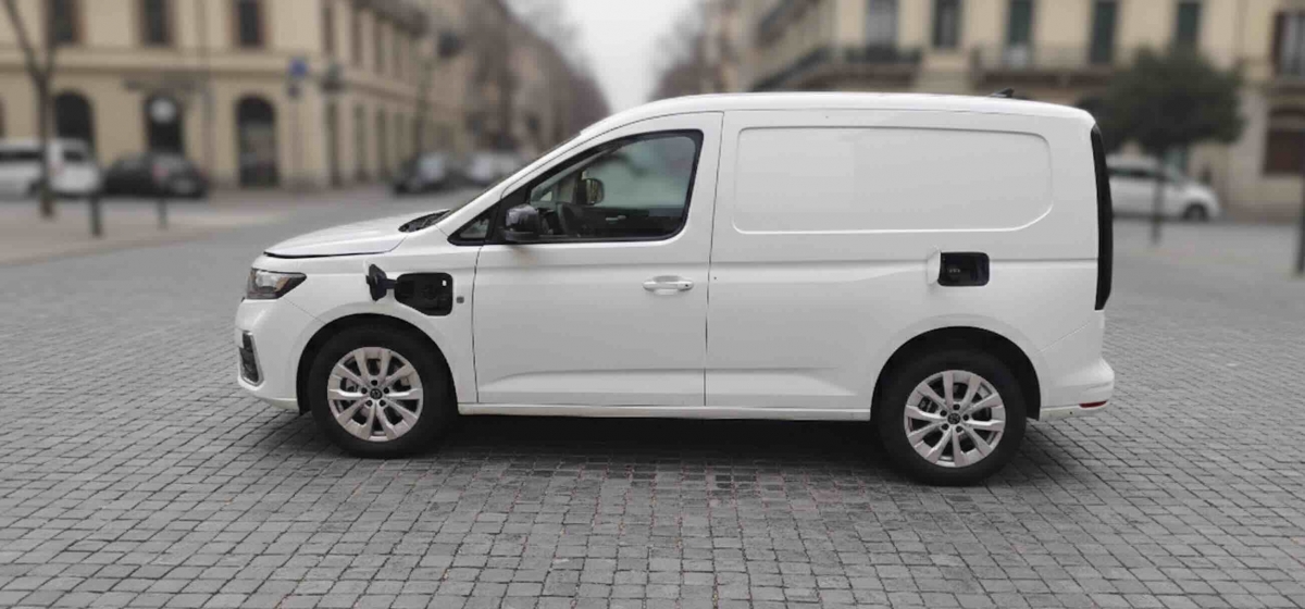 Sobre los pasos de rueda se encuentran las bocas de recarga y llenado de combustible.