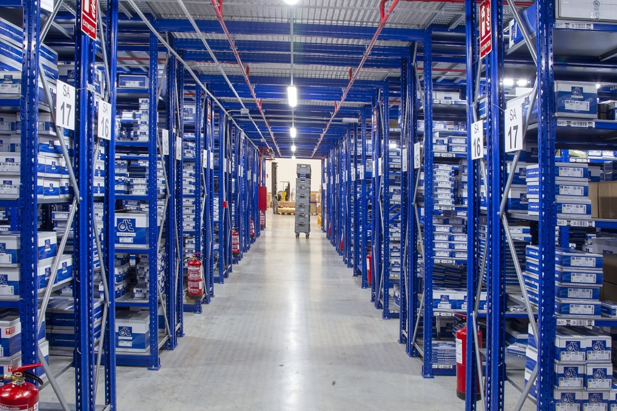 Interior del nuevo almacén logístico de Diesel Technic