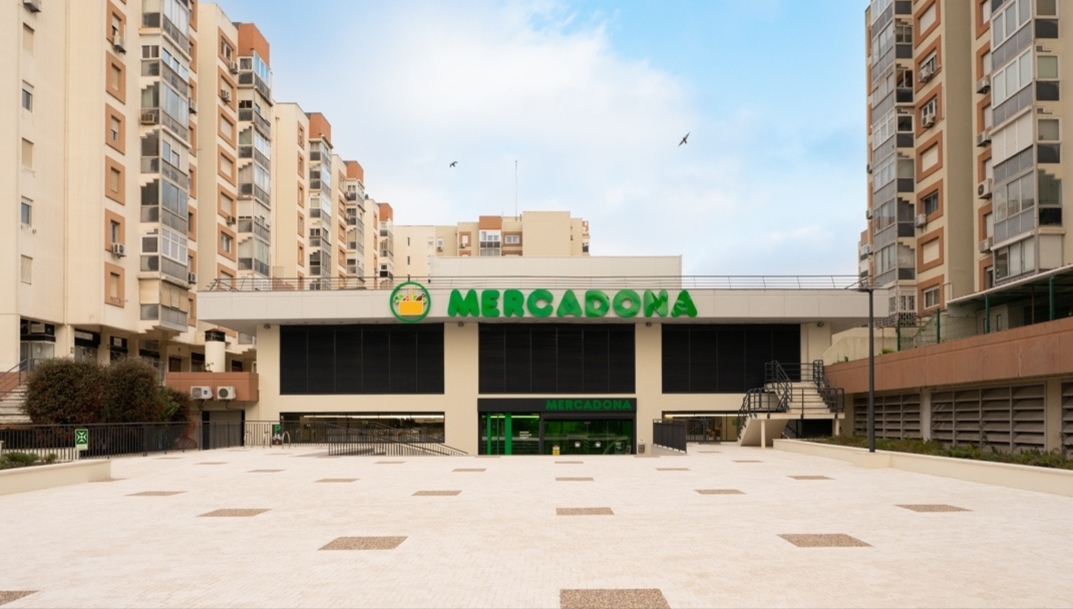 Fachada del nuevo Mercadona de la Quinta do Lambert, en Lisboa.