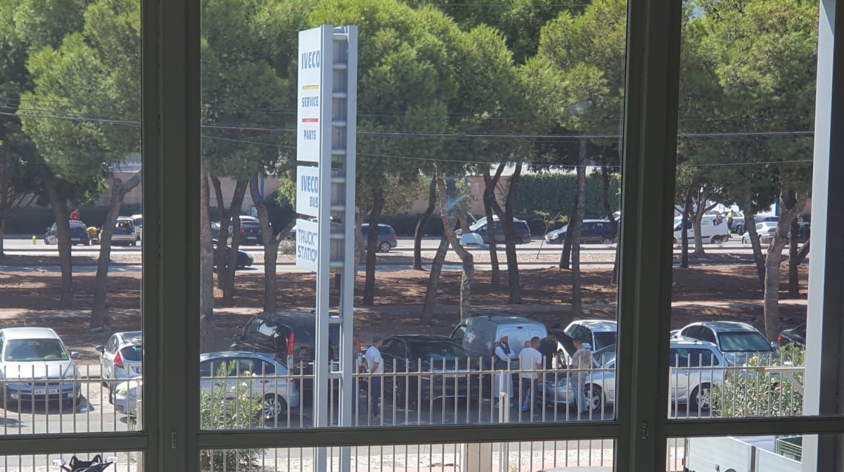 Coches siniestros, trasiego de grúas, aceite por alcantarillas, peleas, robos... el día a día conviviendo con ilegales para los talleres del polígono malagueño de Guadalhorce