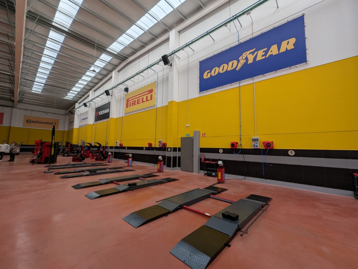 Nave destinada al taller de turismos.