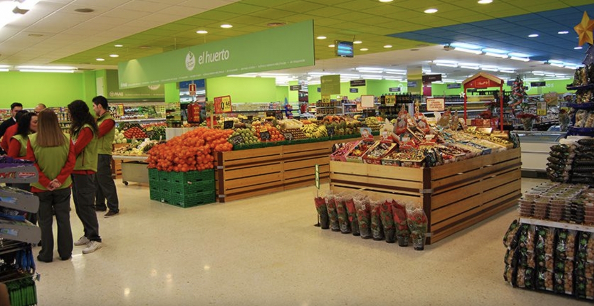 Sección de frutas y verduras de un supermercado Mas.