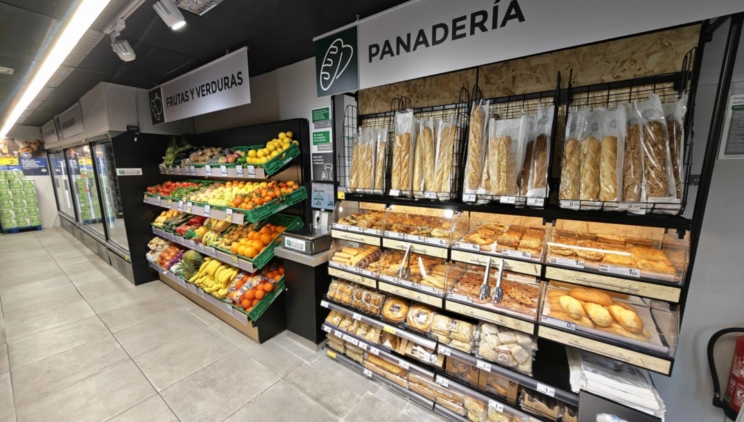 Interior del nuevo Carrefour Express de Matías Perelló, en Valencia.