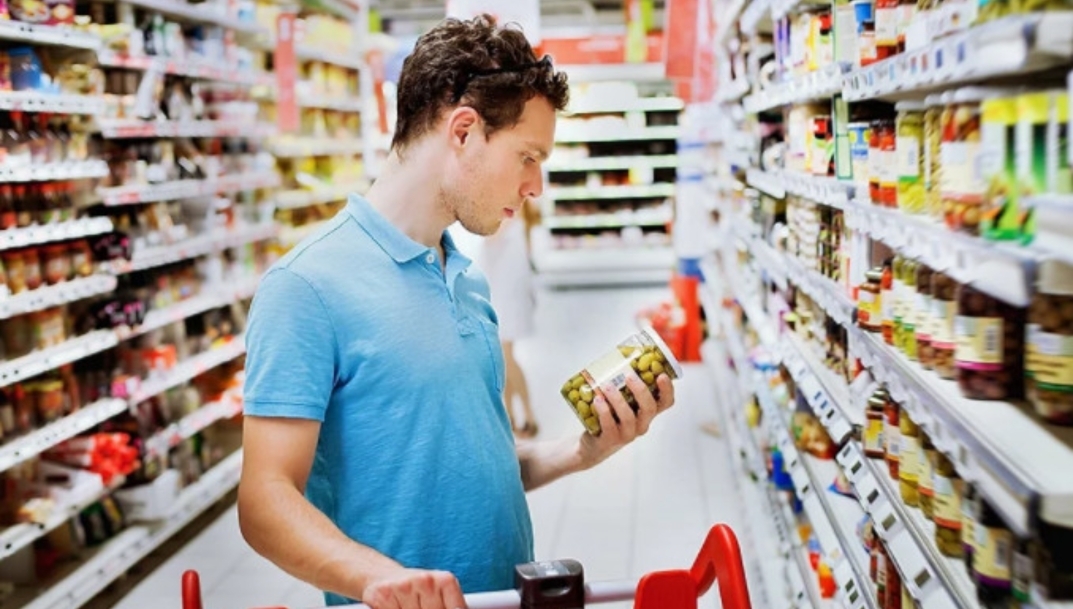 7 de cada 10 consumidores toman alimentos caducados, según el barómetro de Aecoc