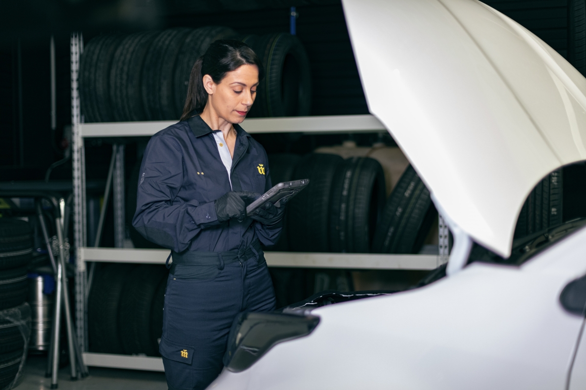 Baja la discriminación a las conductoras en talleres, pero crece en los concesionarios