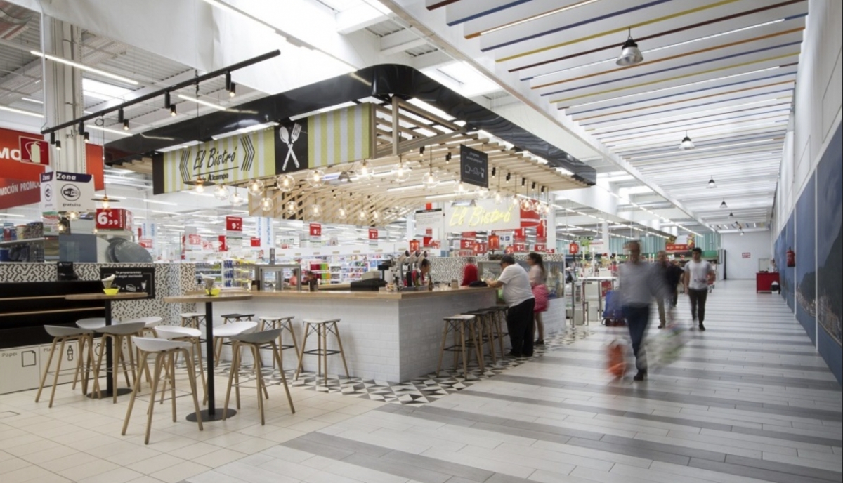 Espacio bistró de Alcampo en uno de sus hipermercados.