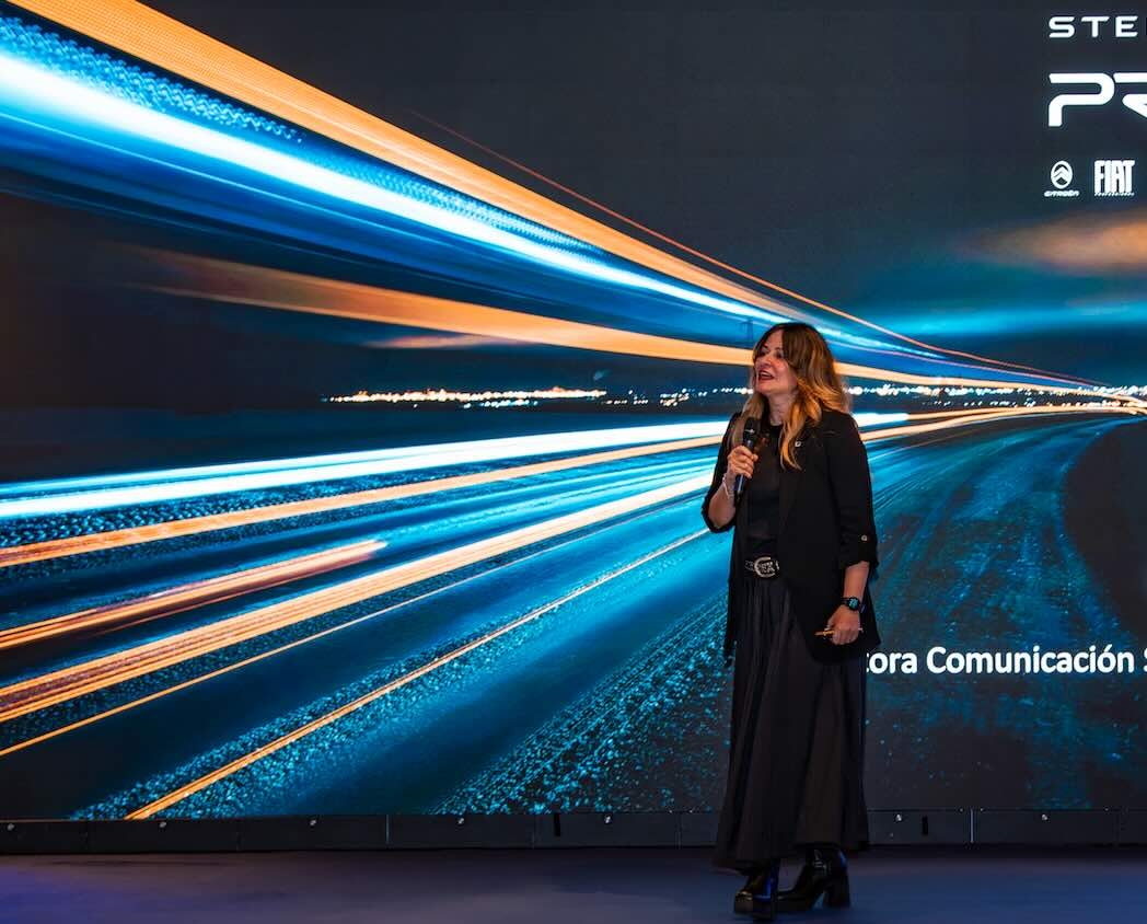 Rosa Caniego, directora de Comunicación de Stellantis, condujo con su habitual pericia el evento.