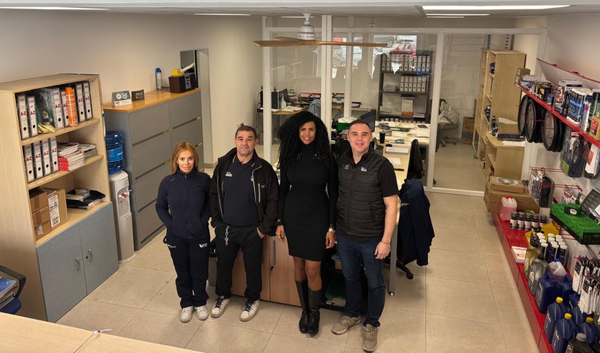 Equipo de SWP en su tienda de Alicante.