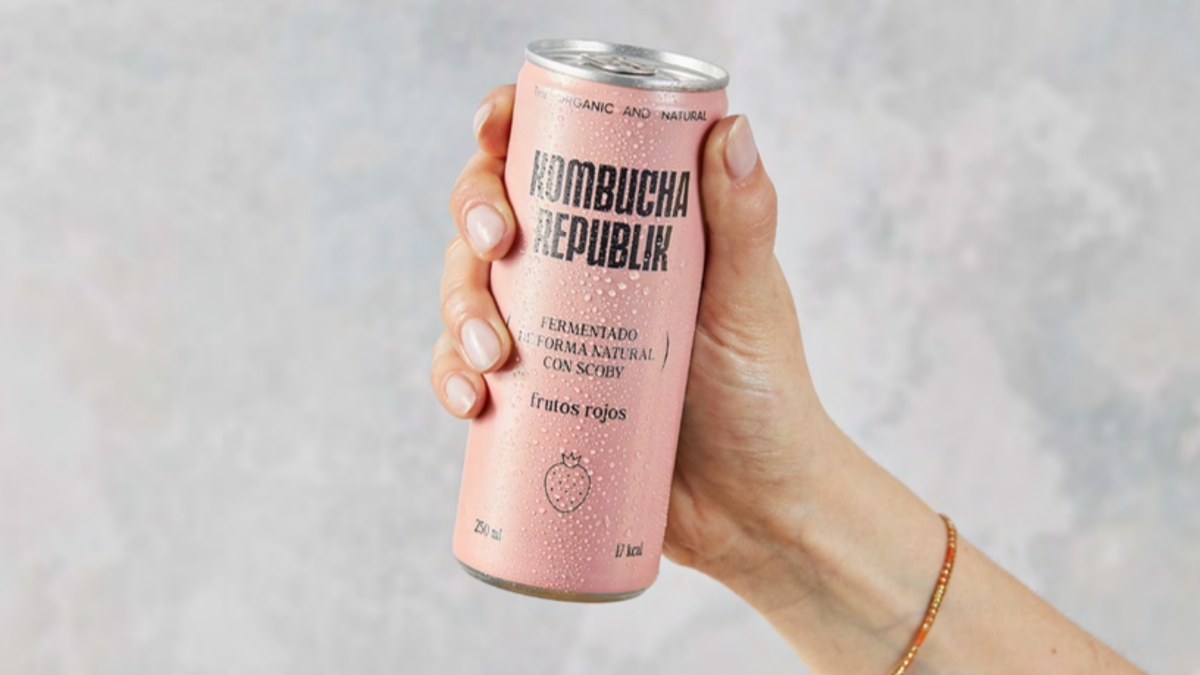 Una kombucha ecológica elaborada a partir de infusión de té verde y negro fermentados con SCOBY, a la que se incorporan zumo de fresa, arándano y flor de hibisco ecológicos, sin aromas añadidos ni edulcorantes y sin partir de concentrados.