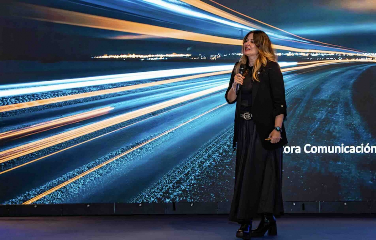 Rosa Caniego, directora de Comunicación de Stellantis, condujo con su habitual pericia el evento.