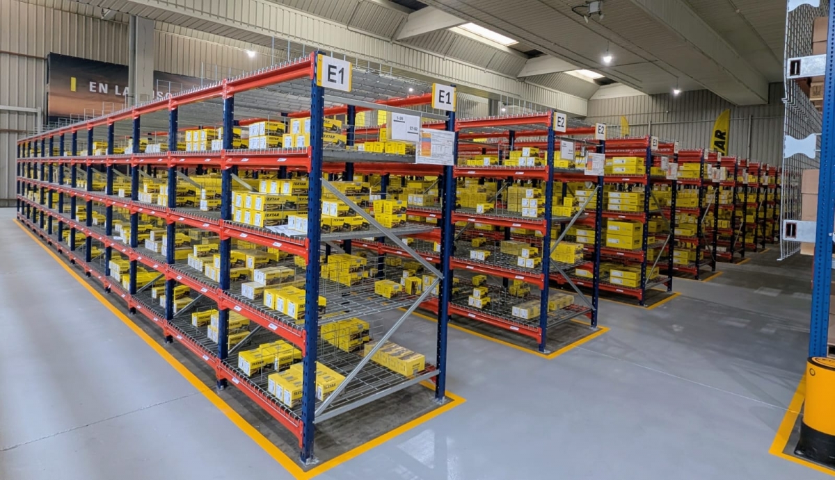 Produco Textar en stock en las estanterías del almacén.