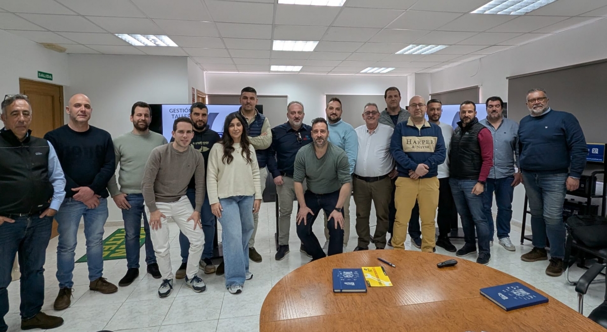 Participantes en la formación y equipo de URVI posan al acabr el curso.