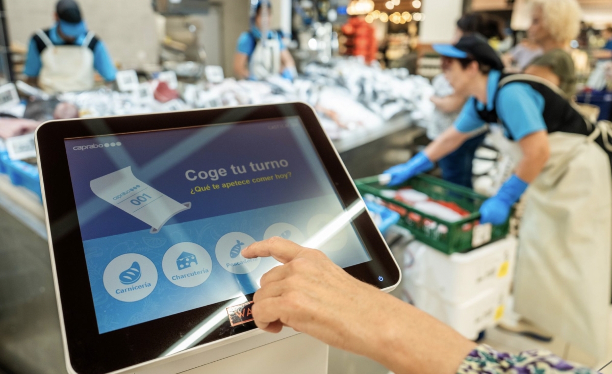 Pantallas en la sección de pescadería de Caprabo.
