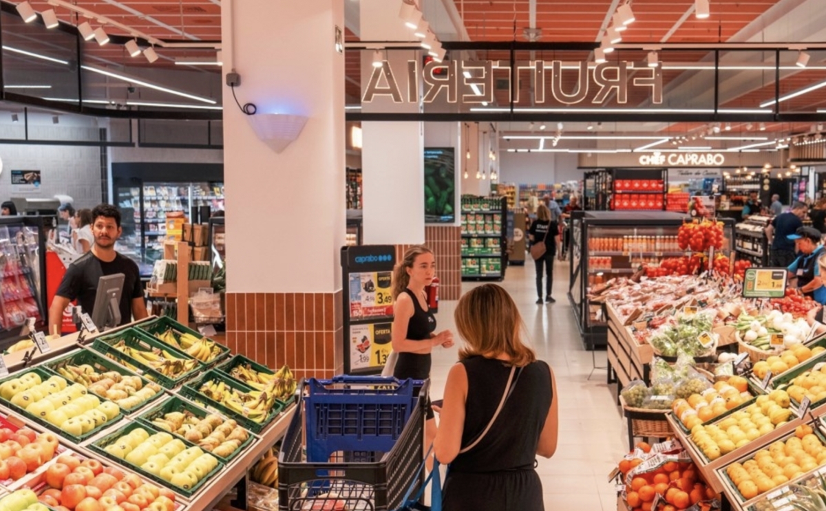 Sección de frutas en el supermercado de Diagonal (Barcelona) de Caprabo.