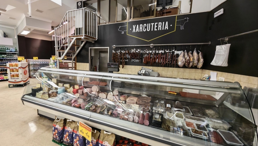 Mostrador de charcutería del Carrefour Express de Pego.