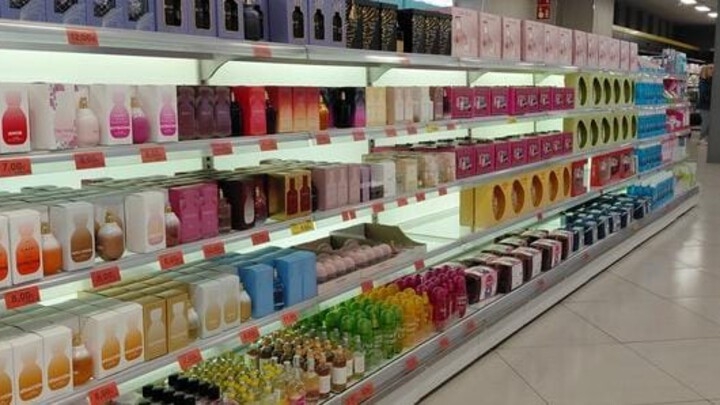 La integración de la perfumería dentro de la experiencia de compra: un lineal de fragancias Deliplus.
