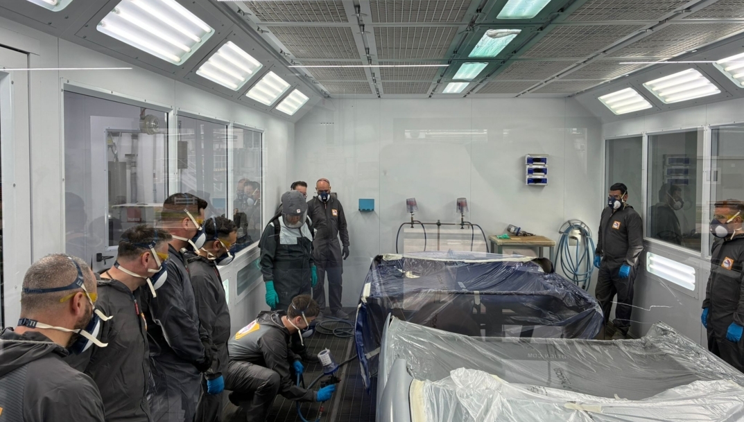 Glasurit forma a profesionales de los concesionarios Mercedes-Benz con su línea de pintura Serie 100