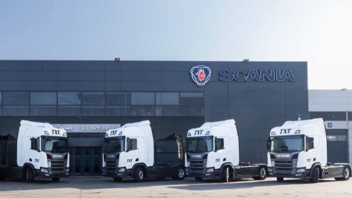 Scania entrega cuatro tractoras R 460 con contrato de mantenimiento integral a TXT