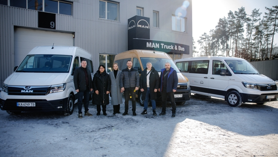 MAN dona cuatro vehículos de su modelo TGE para el transporte escolar en Ucrania
