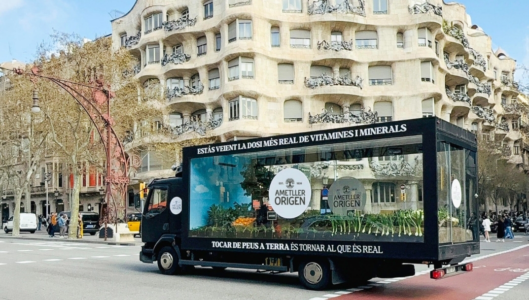 Un huerto sobre ruedas: la campaña de Ametller Origen para reivindicar sus frescos en Barcelona