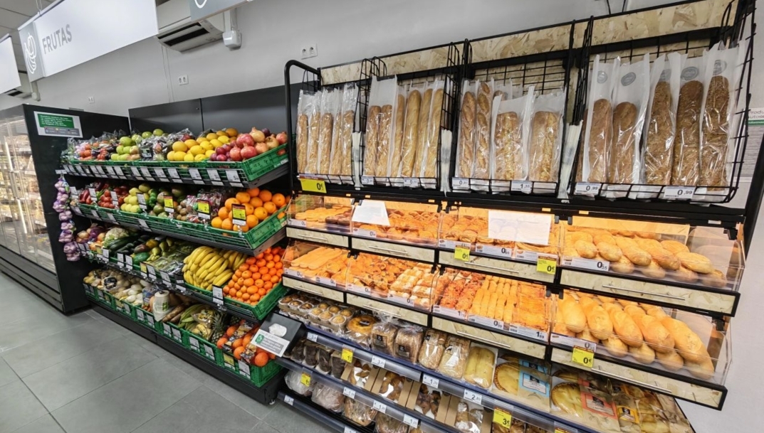 Secciones de frutas y verduras y panadería de Carrefour Express Alcàsser.