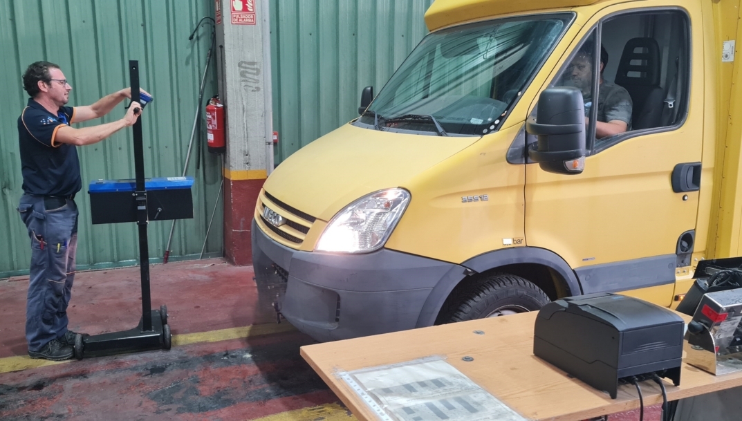 Alumbrado y emisiones concentran el 60% de los defectos graves detectados en la ITV de las furgonetas de Madrid