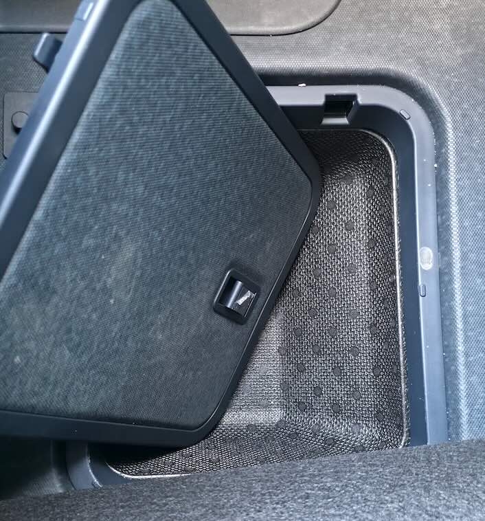 Cuenta con dos compartimentos secretos en el piso de la cabina.